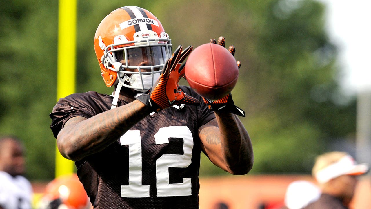 Gordon meets with NFL, hearing to continue